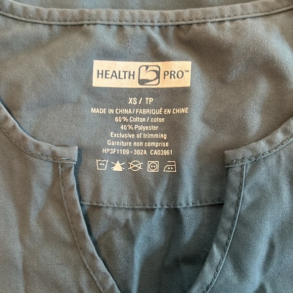 Size extra small small Christmas scrub top excellent condition - Picture 3 of 3